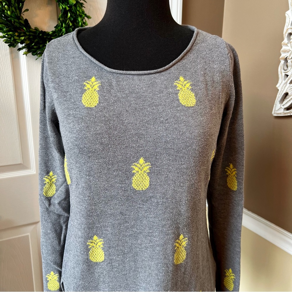 ⭐️ Old Navy Lightweight Sweater Gray with Pineapple Print size SMALL - Picture 3 of 12